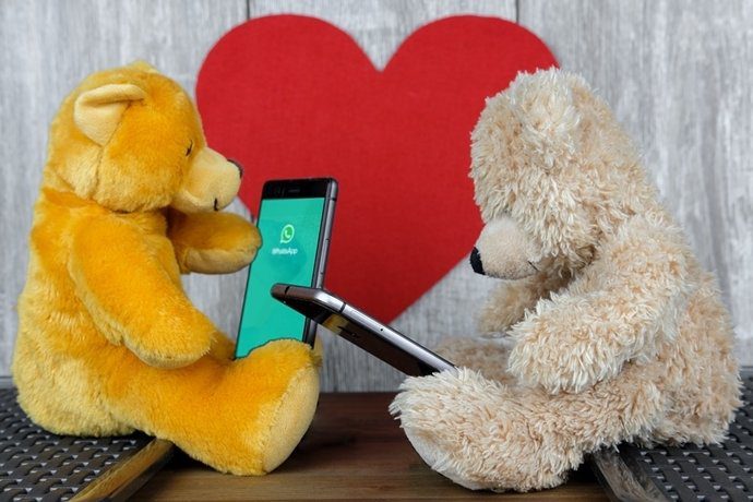 如何转发带有发件人信息和图像标题的 WhatsApp 消息