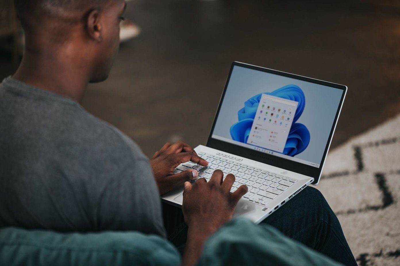 如何个性化 Windows 11 锁定屏幕