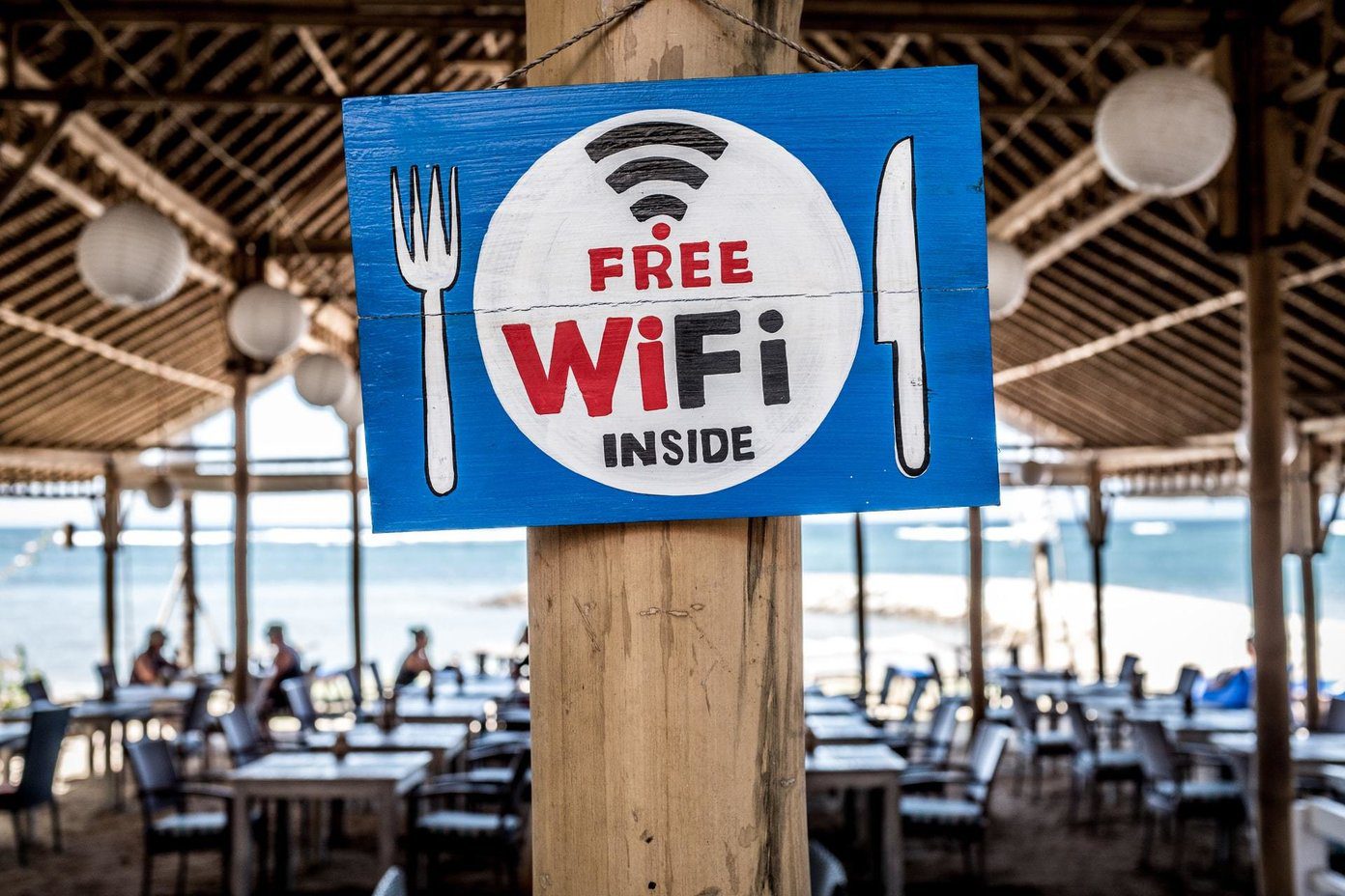 前 6 个带以太网端口的 Wi-Fi 扩展器墙壁插头