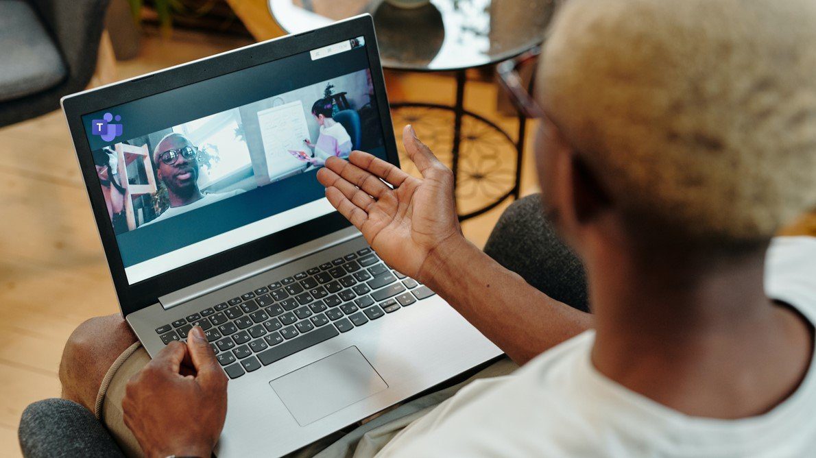 如何在 Microsoft Teams 上下载会议出席信息