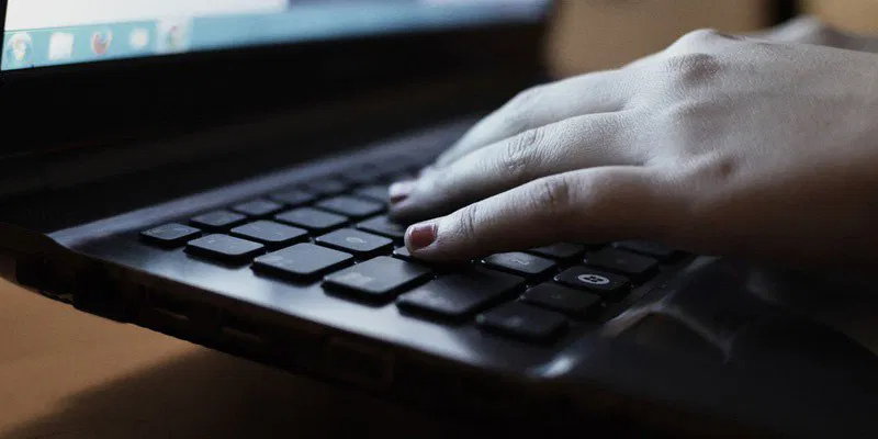如何在 Windows 10 登录屏幕上隐藏用户帐户